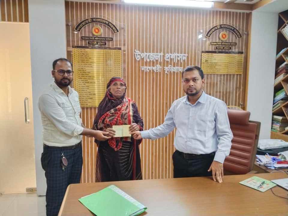 ভিটেহীন বৃদ্ধা এজি বেগমের মাথা গোঁজার ঠাঁই: ঘর সম্পন্ন ও স্যানিটেশন সুবিধায় বিত্তবানদের এগিয়ে আসার আহ্বান