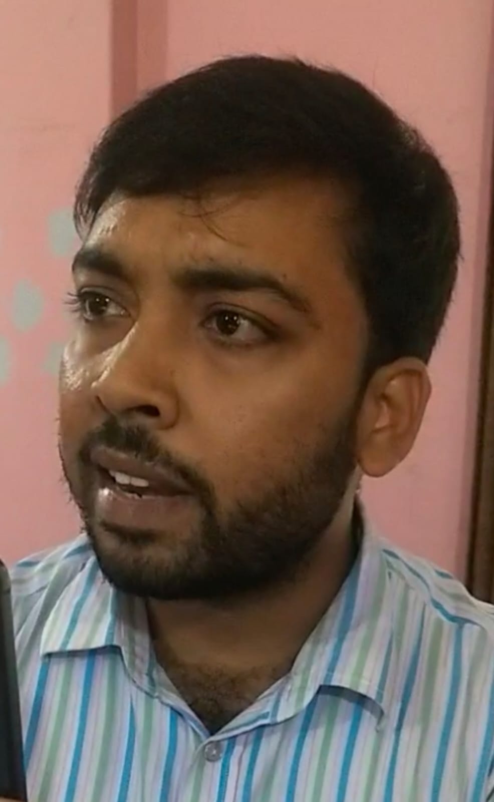 তানোর ভূমি অফিসের পেশকার সাজ্জাদ সুমনের বিরুদ্ধে ঘুষের টাকা নেওয়ায় সাংবাদিকদের সঙ্গে অসদাচরণের অভিযোগ