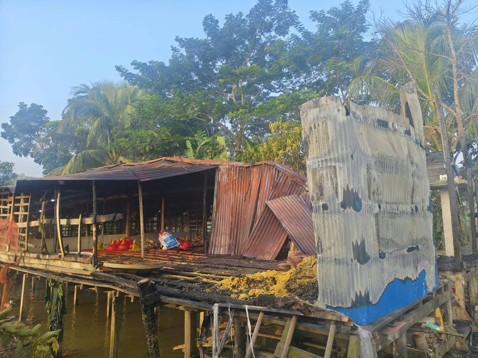 পিরোজপুরে পোল্ট্রি খামারে আগুন, ১৫ লাখ টাকার ক্ষতির অভিযোগ