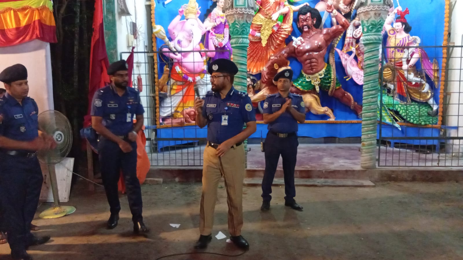 ভাণ্ডারিয়ায় বরিশাল রেঞ্জের ডিআইজির পূজামণ্ডপ পরিদর্শন