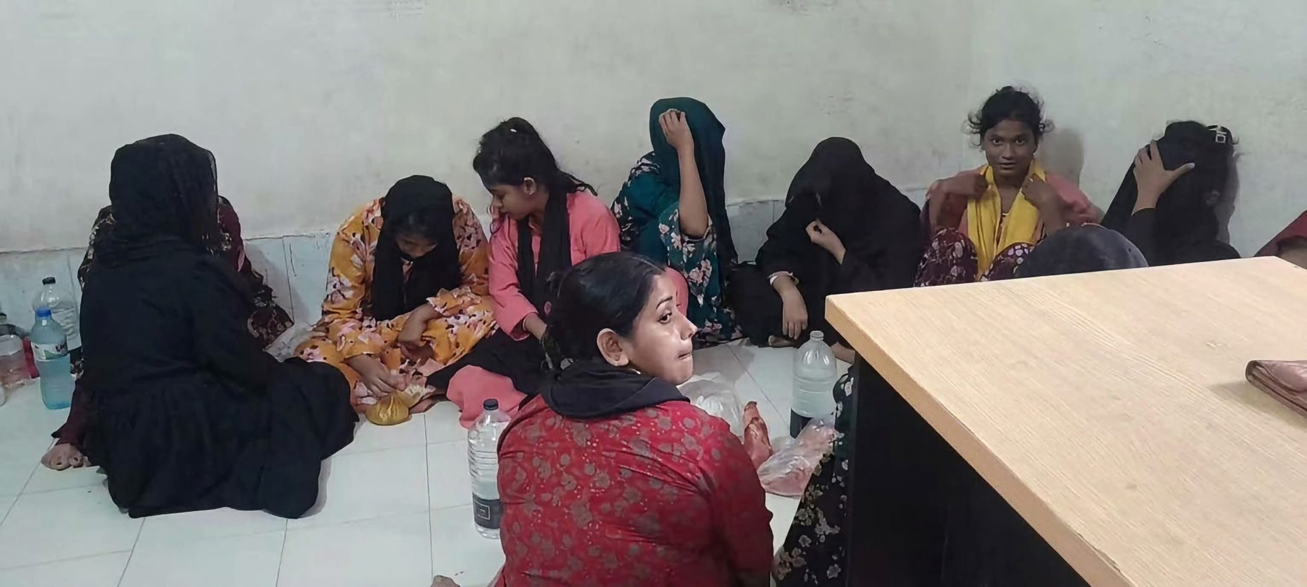 কালিয়াকৈরে অবৈধ আবাসিক হোটেলে অভিযান চালিয়ে নারী পুরুষ কর্তৃপক্ষ সহ ৩৯ জনকে আটক করেছে পুলিশ