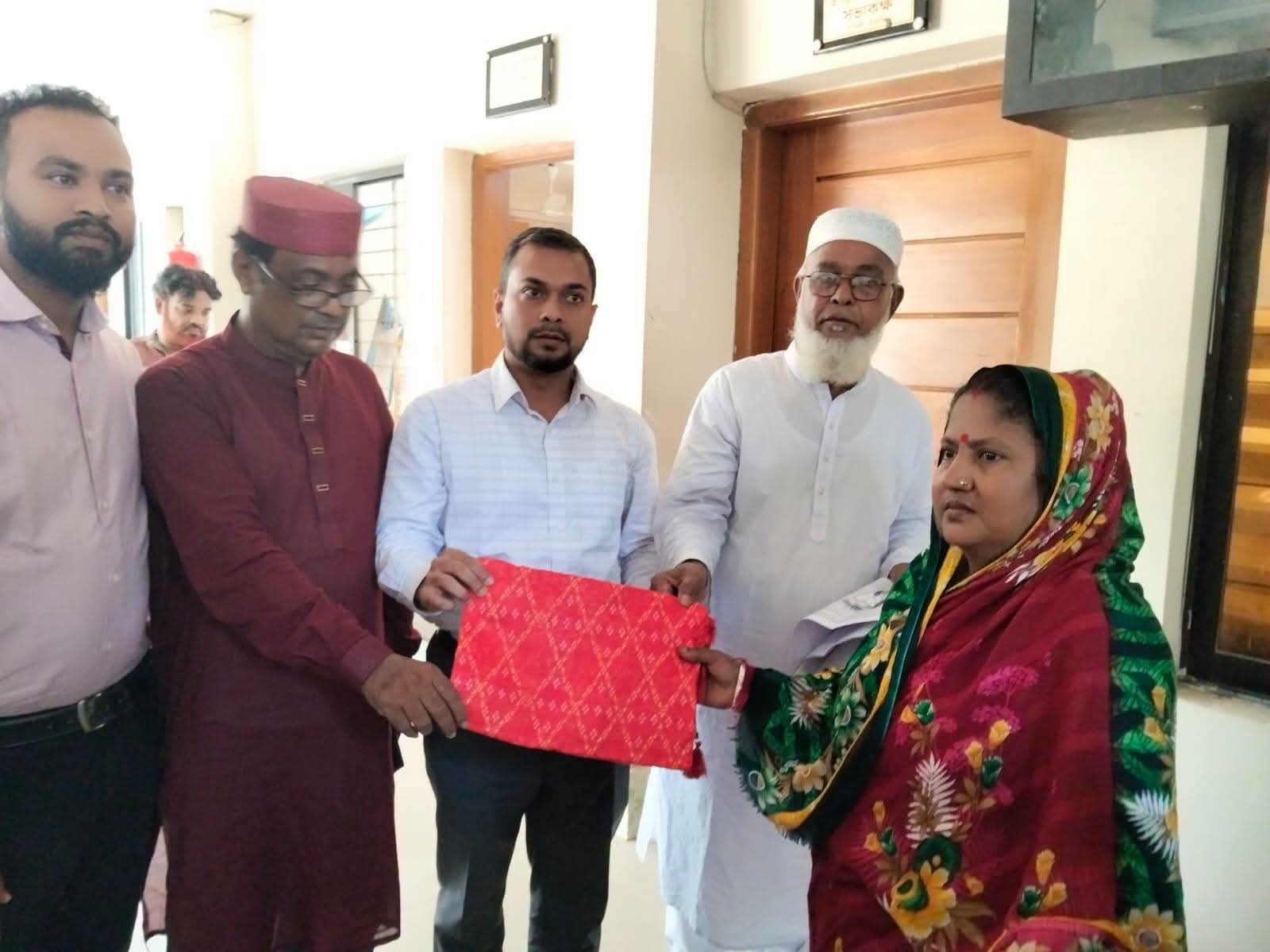 নাগেশ্বরীতে প্রধানমন্ত্রীর শারদীয় দুর্গোৎসবের উপহার সামগ্রী বিতরণ