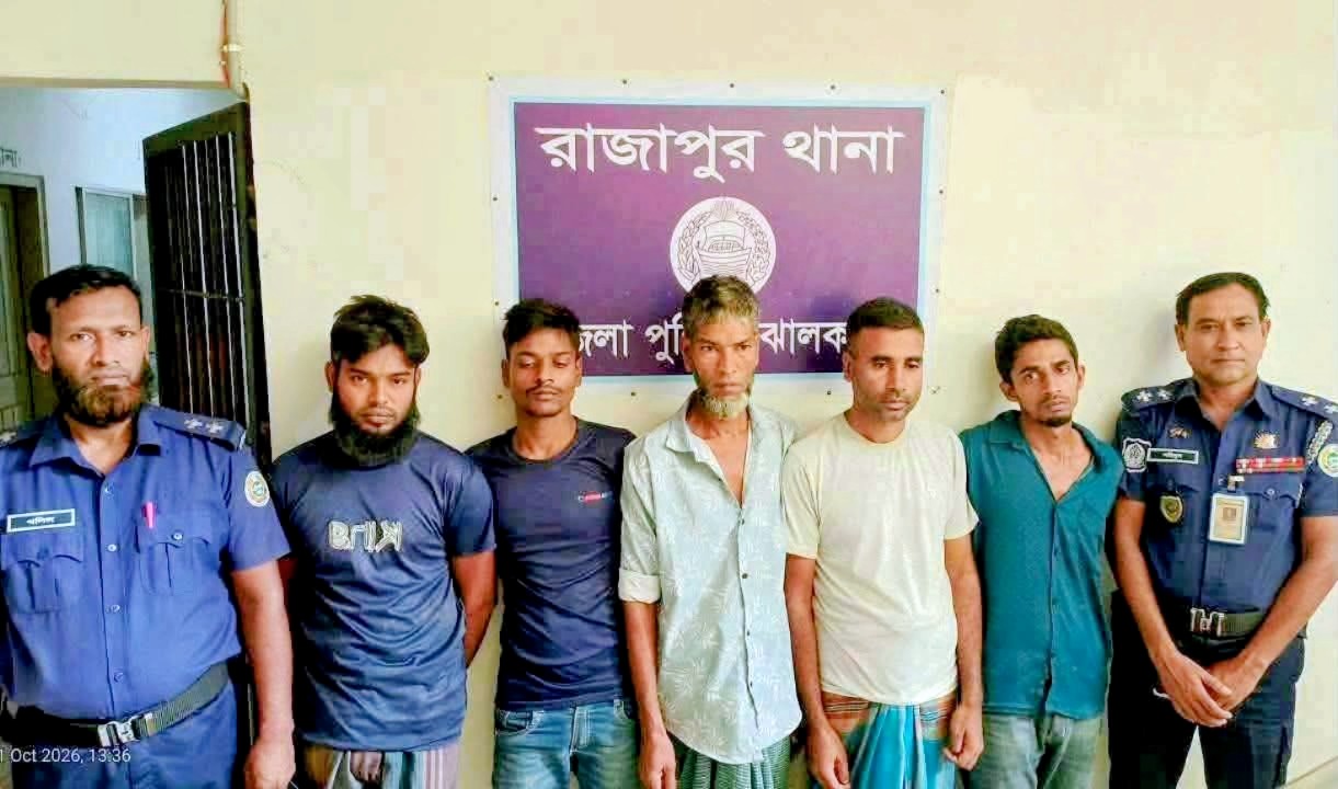 রাজাপুরে বিকাশ ব্যবসায়ীকে কুপিয়ে সাত ৭ লাখ টাকা ছিনতাই, আটক- ৫
