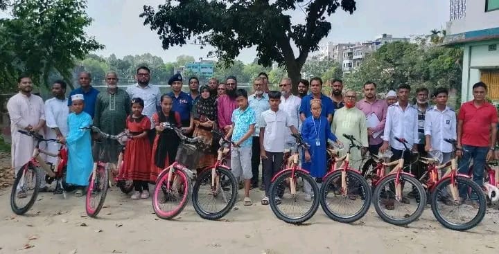 আদমদীঘিতে মেধাবী শিক্ষার্থীদের মাঝে বাইসাইকেল বিতরণ