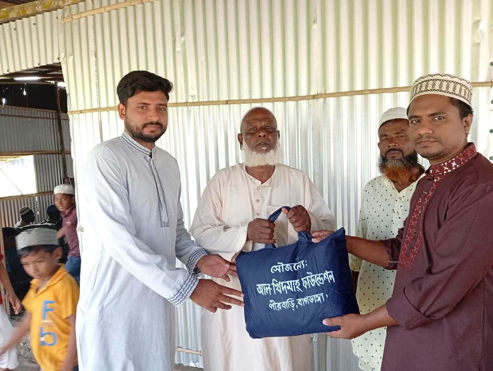 নাগেশ্বরী পীরবাড়ী যুব সমাজের ‘আল-খিদমাহ্ ফাউন্ডেশন’-এর উদ্যোগে মসজিদে মুর্দা মশারি বিতরণ