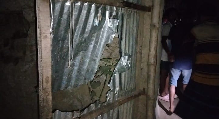 তরুণীর সিঁথিতে সিঁদুর দিতে চাওয়াকে কেন্দ্র করে সংঘর্ষ, আহত ৫