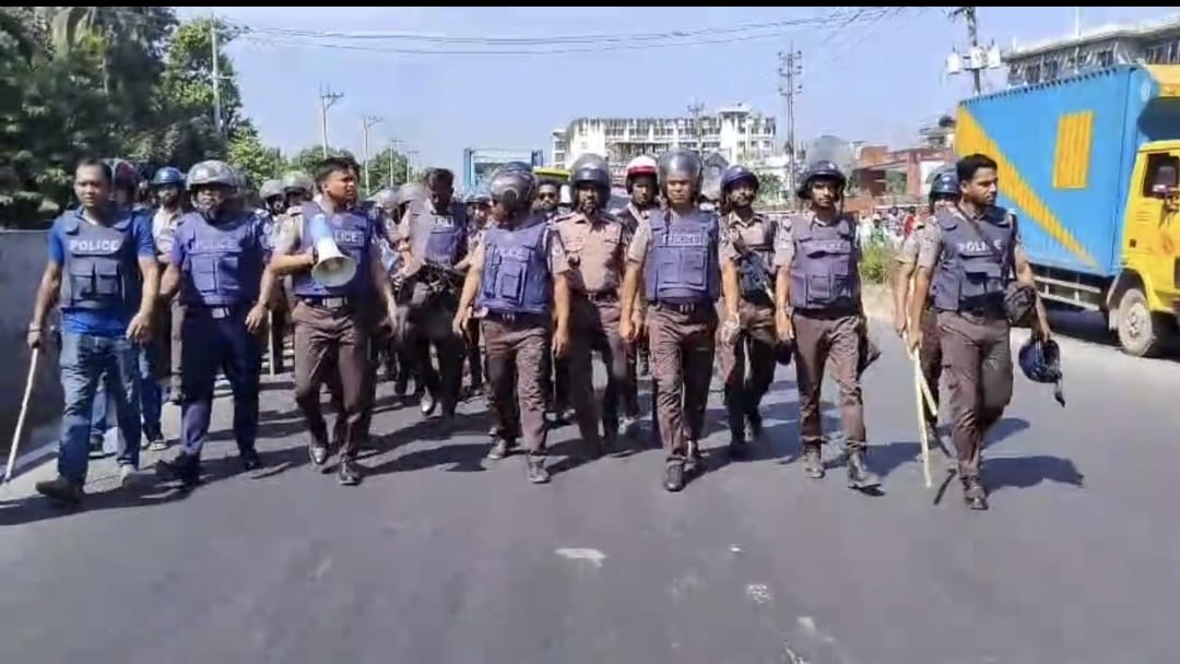 কালিয়াকৈরে বেতন-বোনাস বৃদ্ধির দাবিতে মহাসড়ক অবরোধ, কারখানায় ভাঙচুর