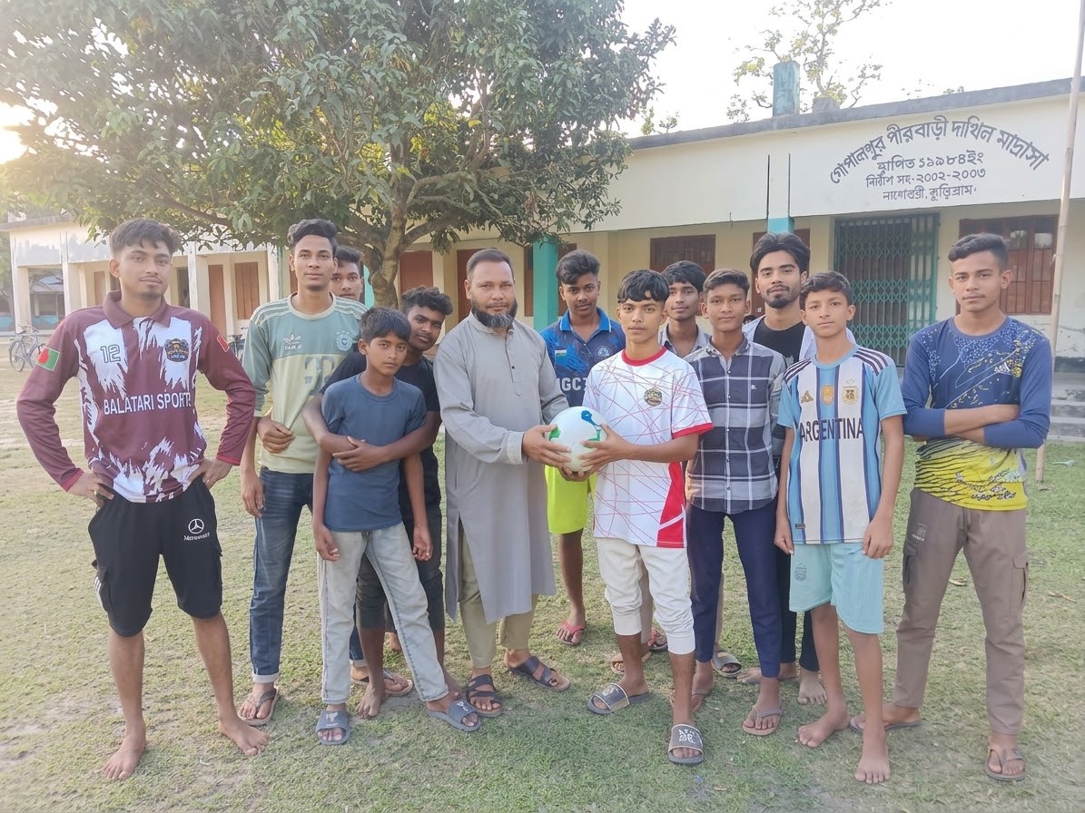 মাদককে ছেড়ে চল সবাই খেলার মাঠে”এই স্লোগানকে সামনে রেখে পীরবাড়ীর যুবসমাজে ফুটবল উপহার দিলেন মো. সাইফুর রহমান দুলাল